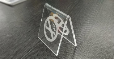 亞克力雕刻V型臺牌制作案例一