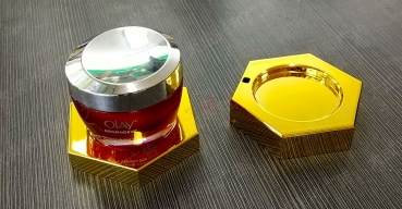 亞克力雕刻電鍍金色化妝品展示臺(tái)制作案例一