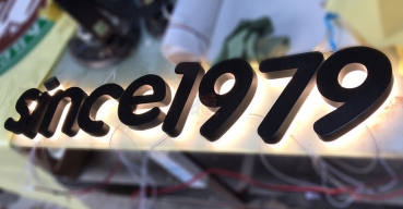 since1979不銹鋼烤漆背發(fā)光字制作案例